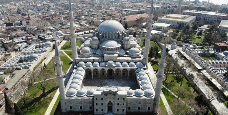 İstanbul'un tarihi camileri boş kaldı