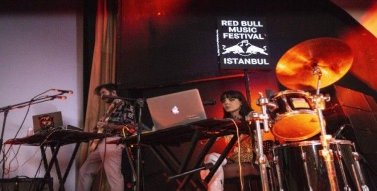 Evde Çal konserlerinin bugünkü konuğu Akın Sevgör olacak