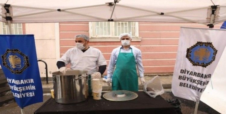 Büyükşehir Belediyesi evlat nöbeti tutan ailelere çorba ikram etti