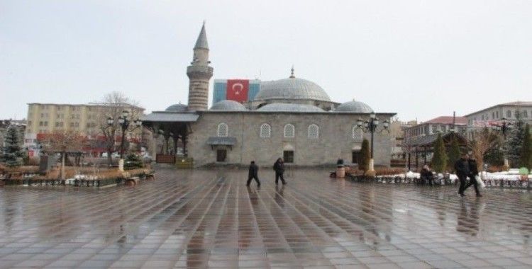 Cuma namazı için camilere gelen yaşlılar kapılarda bekledi