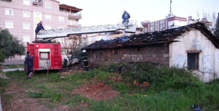 Antalya’da ahşap ev alev alev yandı
