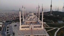 Miraç Kandili’nde korona virüs tedbirleri kapsamında kapatılan Çamlıca Camii havadan görüntülendi