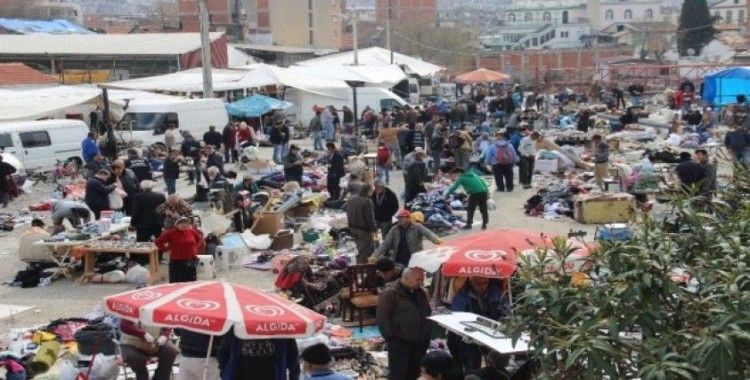 İzmir’de yaşlılar yasağa rağmen pazarlara çıktı