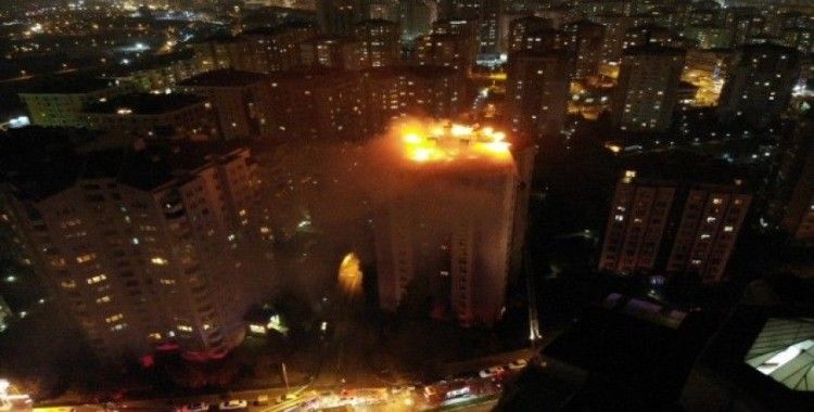 Beylikdüzü'nde 15 katlı binanın çatısı alev alev yandı