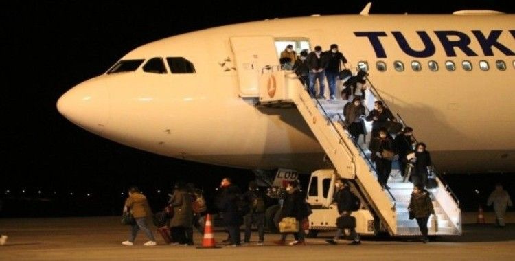 İrlanda'da eğitim gören öğrencileri taşıyan uçak Sivas'a indi