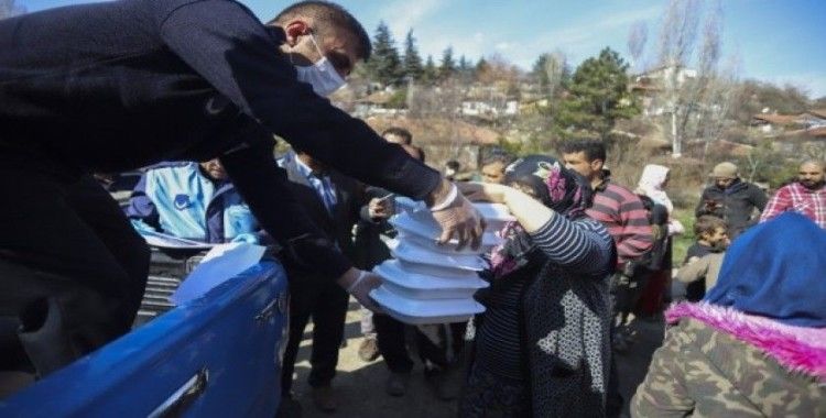 Ankara’da kağıt toplayıcılarına kumanya dağıtımı