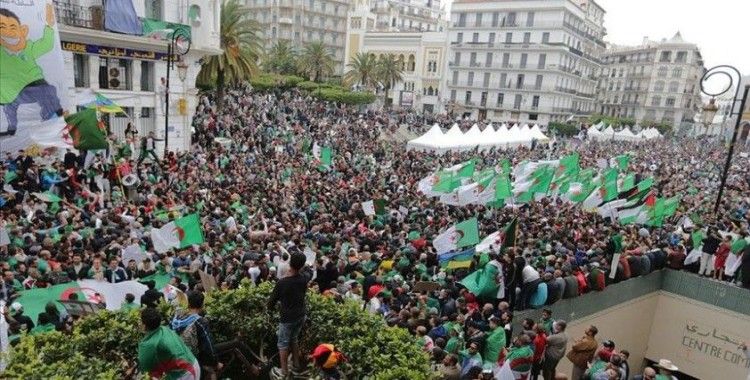 Cezayir'de bir yıldır devam eden protestoları koronavirüs durdurdu