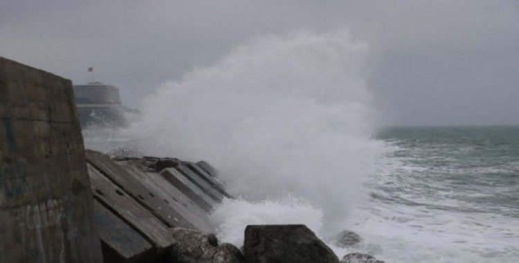 Zonguldak’ta rüzgar nedeniyle dalgalar mendireği aştı