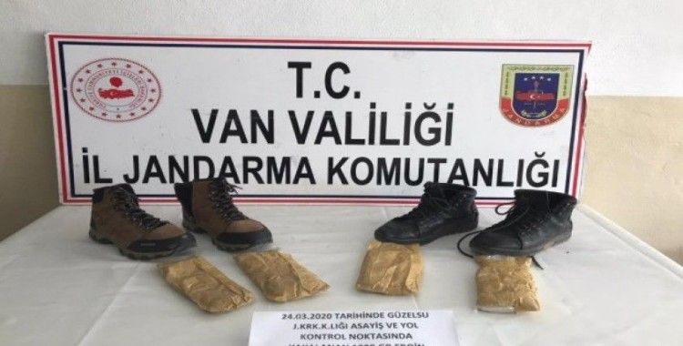 Gürpınar’da ayakkabıya gizlenmiş 1 kilo eroin ele geçirildi