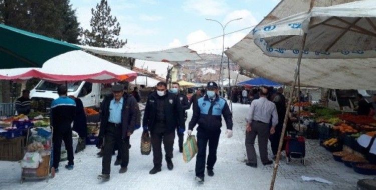 Pazar yerinde gezen 65 yaş üstü vatandaşlar polis tarafından alınıp evlerine bırakıldı