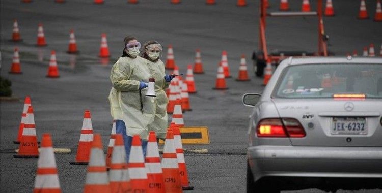 ABD'liler arabadan inmeden yapılan Kovid-19 test merkezlerine yöneldi