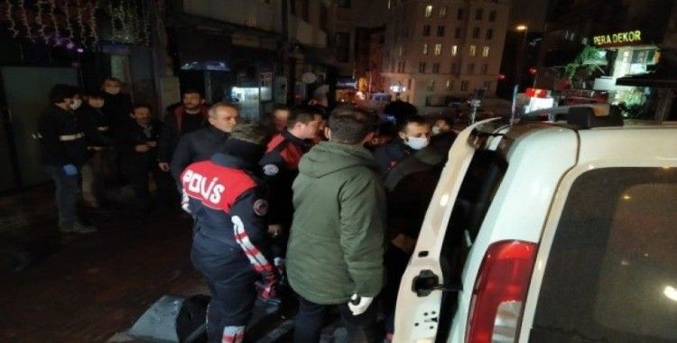 Beyoğlu'nda yasağa uymayan iki derneğe baskın: 20 gözaltı