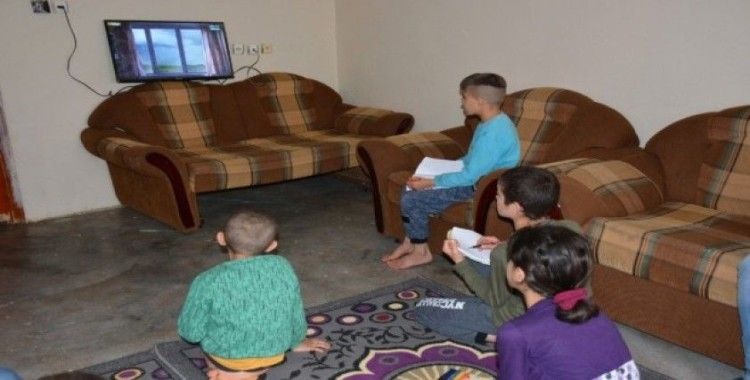 Televizyonları olmadığı için uzaktan eğitim alamayan çocukların yardımına kaymakam yetişti