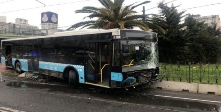 Fatih’te kontrolden çıkan otobüs tramvay yoluna girdi: Seferler durdu