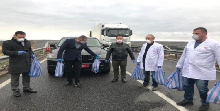 Türkiye’nin Sofya Büyükelçiliğinden tır şoförlerine yardım