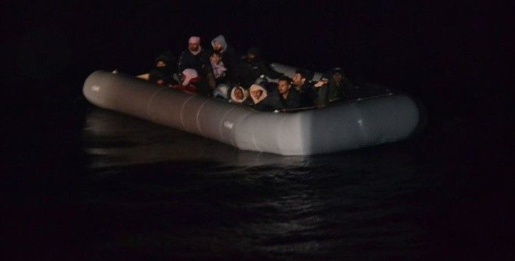İzmir'de lastik botta sürüklenen 24 sığınmacı kurtarıldı