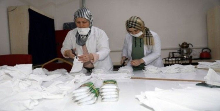 Eğitmenlerden gönüllü maske üretimi