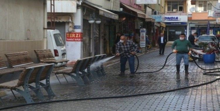 Erdemli’de cadde ve sokaklar aralıksız temizleniyor