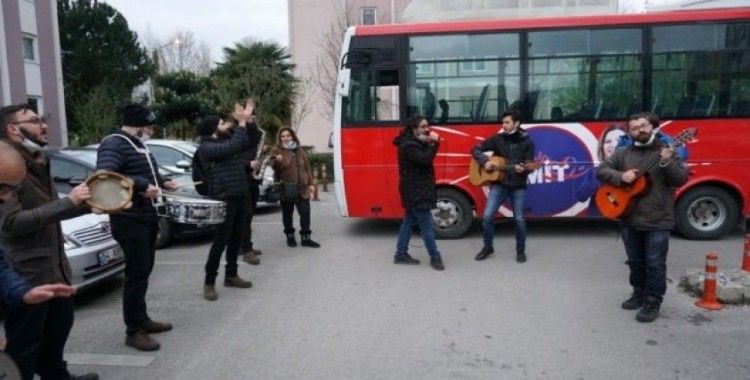 Müzik grubu sokaklarda ve mahallerde müzik çalıp şarkı söyleyerek ilerliyor
