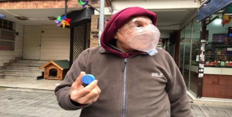 (Özel) Kadıköy’de esnaf korona virüse karşı pet şişeden maske yaptı