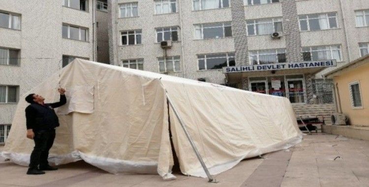 Salihli’de hastane önlerine triaj çadırı kuruldu