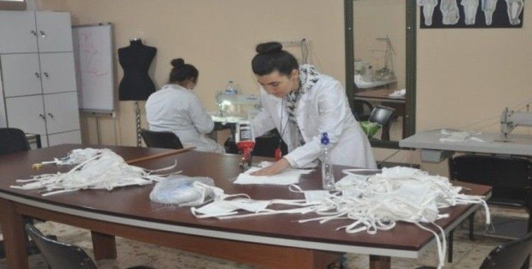 Payas’ta gönüllü kadınlar, günlük 400 adet maske üretiyor