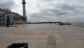 Çamlıca Camii korona virüs tedbirleri sebebiyle bu Cuma namazında da boş kaldı