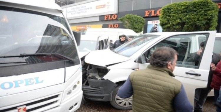 Minibüs, otomobille yarışırken polis aracına çarptı: 2’si polis 3 yaralı