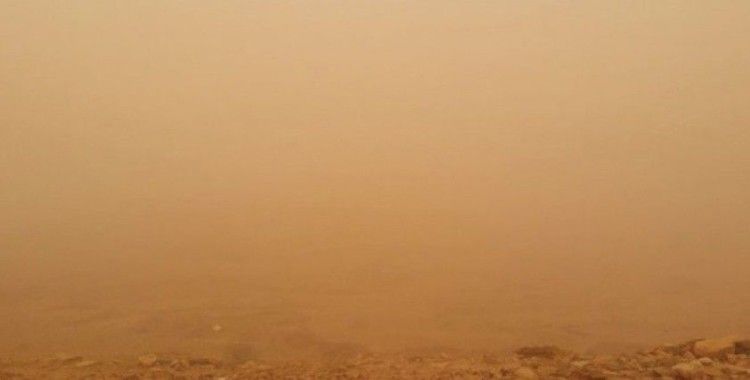 Suudi Arabistan'da toz fırtınası gökyüzünün rengini turuncuya çevirdi