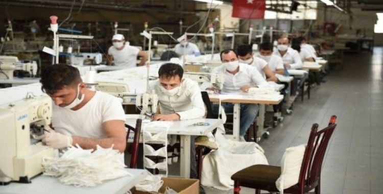 Tarsuslu tekstilci Koronavirüs  için 30 bin adet ücretsiz  maske üretti