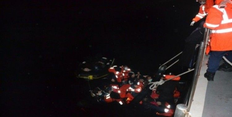 İzmir açıklarında 12'si çocuk 21 düzensiz göçmen kurtarıldı