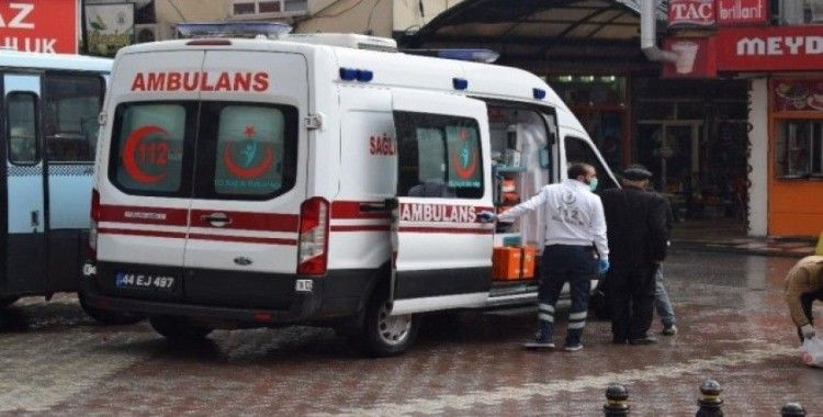 Malatya'da sokakta fenalaşan yaşlı adam ekipleri alarma geçirdi