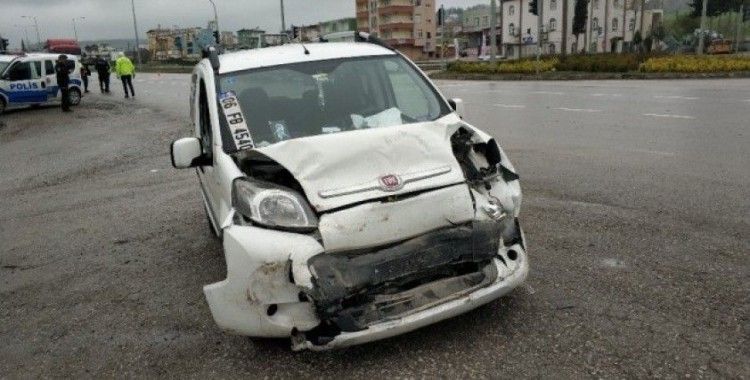 Samsun’da kamyonet otomobile arkadan çarptı: 2 yaralı
