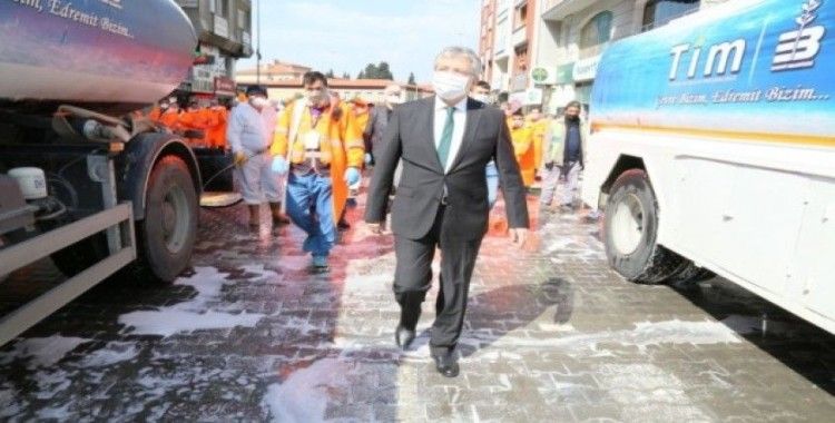 Edremit’te cadde ve sokaklar köpüklü su ile yıkandı