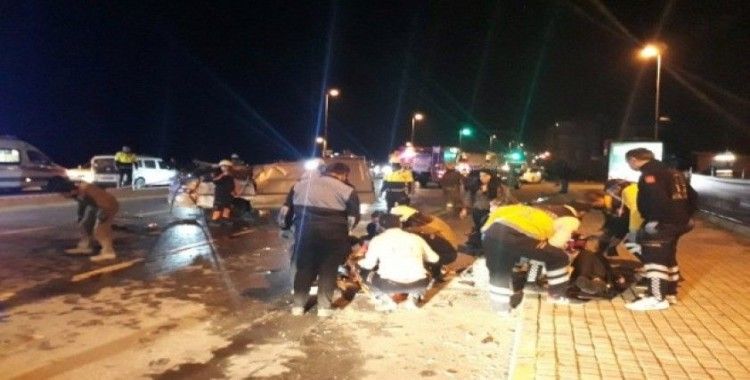 Fatih'te virajı alamayan minibüs otomobile çarptı: 1 ölü, 3 yaralı