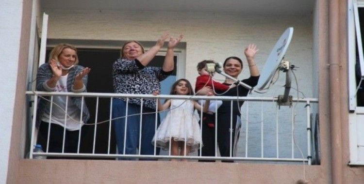 İzmir’de evden çıkamayan vatandaşlar müzik eşliğinde balkonda dans etti