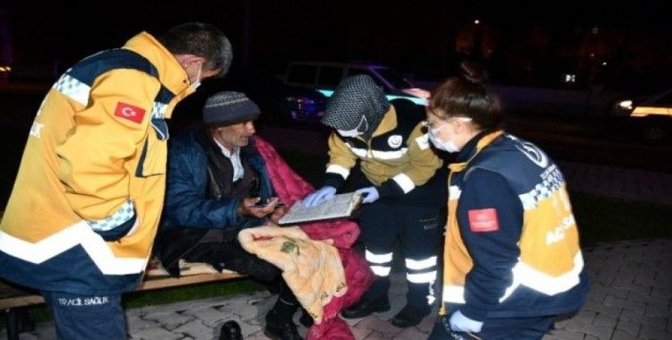 Yorganla parktaki bankta yatan yaşlı adama Aksaray Belediyesi sahip çıktı