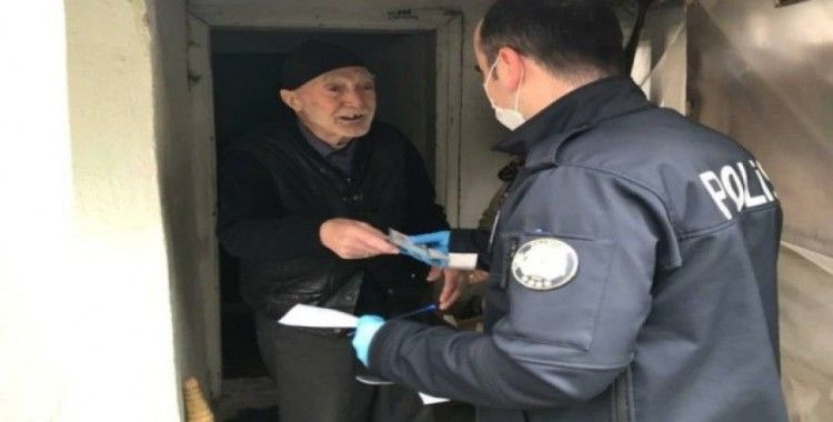 Kırka polisi yaşlıların maaşlarına evlerinde teslim ediyor