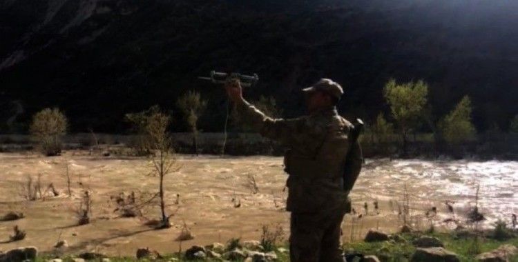 Jandarma yaşlı kadına ilaçlarını drone’la ulaştırdı