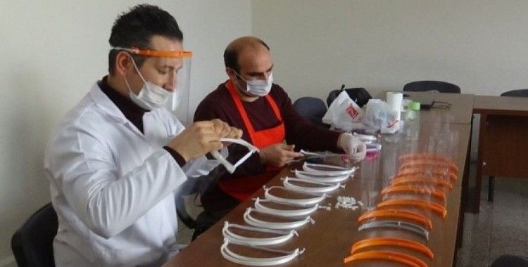 Kırıkhan’da siperlik maske üretiliyor