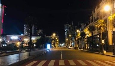 Gürcistan'da caddeler ve sokaklar boş kaldı