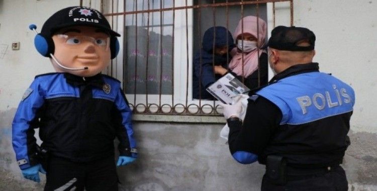 Maskot polis otizmli Halil’i sevindirdi