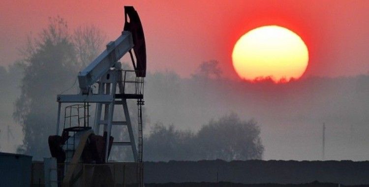 Fitch petrol fiyatları öngörüsünü düşürdü