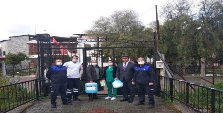 Kuşadası Belediyesi engellilere maske, eldiven ve dezenfektan dağıttı