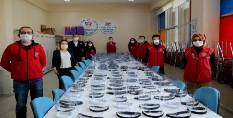 Korona ile mücadeleye gençlerden destek: Günde 500 adet ’siperli maske’