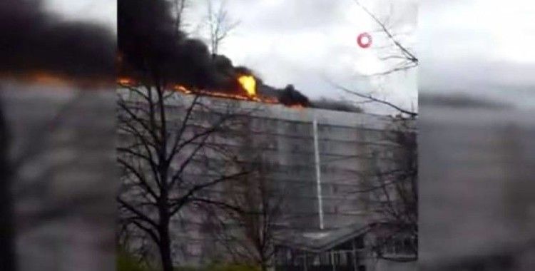 Berlin'de 12 katlı binanın çatısında yangın: 1 itfaiyeci yaralandı