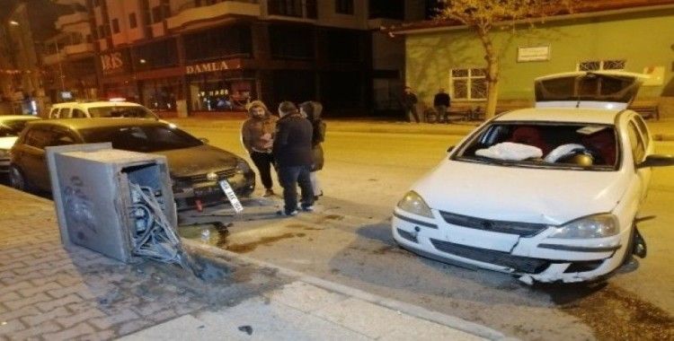 Alkollü sürücü önce otomobile, sonra elektrik panosuna çarptı
