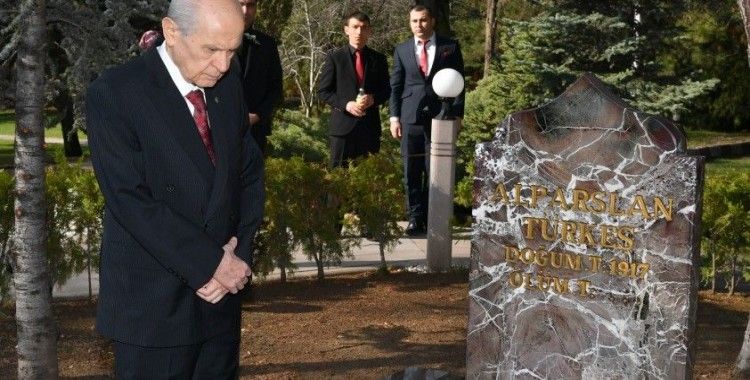 Bahçeli, vefatının 23. yılında Merhum Türkeş'in Anıtmezarını ziyaret etti