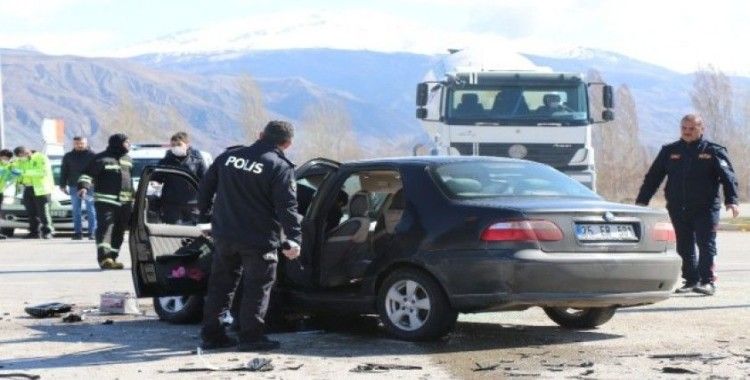 Erzincan’da çekiciyle otomobil çarpıştı: 3 yaralı