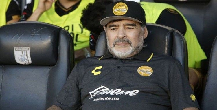 Maradona, kulübünden maaşının kesilmesini talep etti